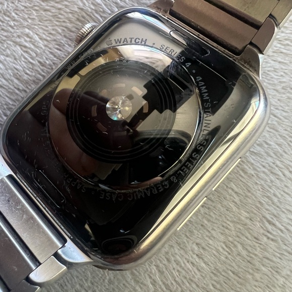 Apple Watch with stainless steel bracelet band/44 mm series 4 ready to pair - Picture 12 of 16